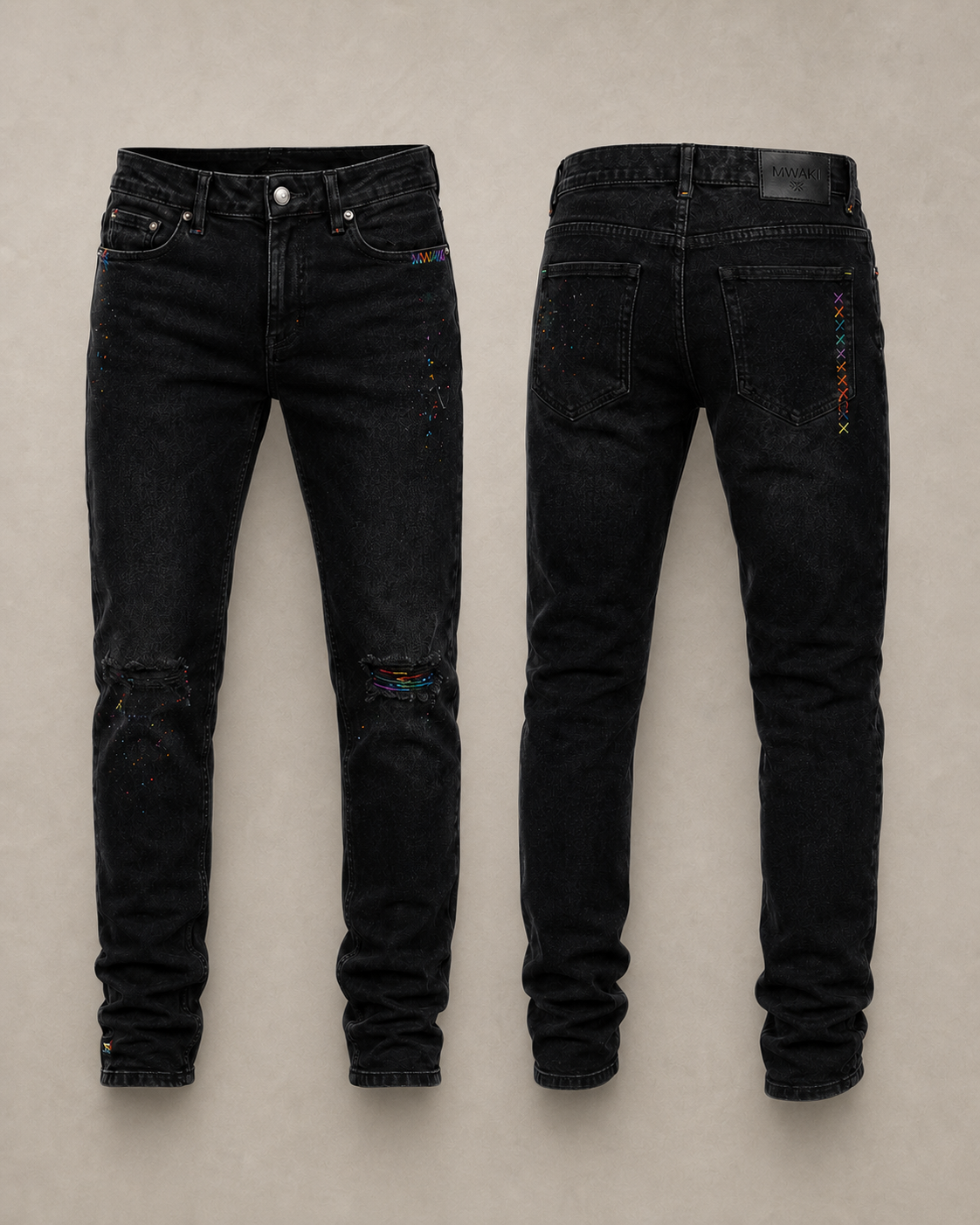 Schwarzer MWAKI Structure Denim, Vorder- und Rückseite vor warmem Steinhintergrund