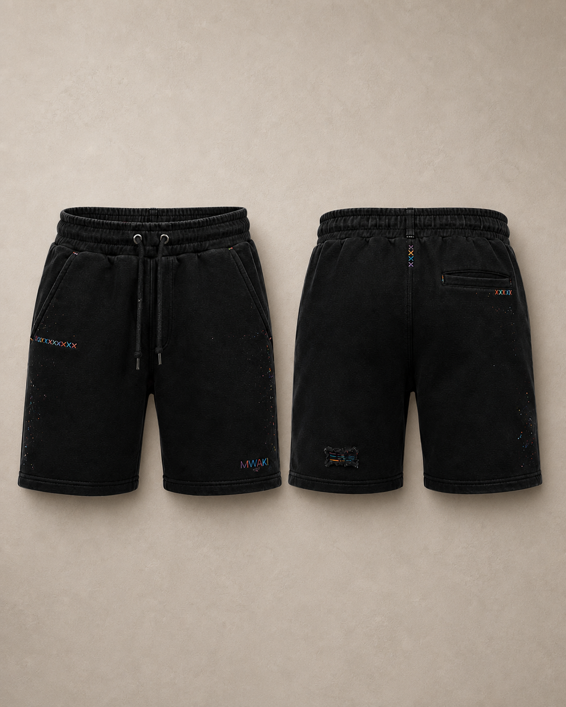 Schwarze MWAKI Structure Shorts, Vorder- und Rückseite vor warmem Steinhintergrund